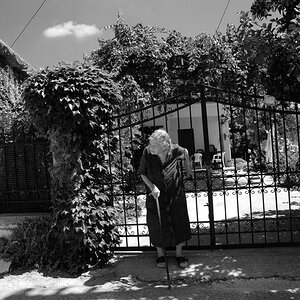 Alte Frau in Kalamitsi Alexandrou