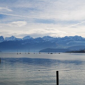 Thuner See am Vormittag mit dem "Dreigestirn" in Hintergrund