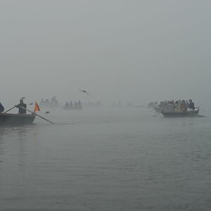 Boote auf dem Ganges in Varanasi, Indien