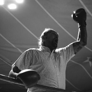 Auf dem Frühlingsfest meiner Stadt kann man in 'Charlies Boxbude' gegen Amateur-Boxer antreten. Wenn man gewinnt, bekommt man 50Euronen.

Nach dem K.O