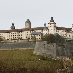 Würzburg 2009.11.15 Festung Marienberg 02 Nikon D200 JPG
Objektiv:  70 - 200  2,8 
ISO:  100
Blende: 8 
Stativ mit 10 Sekunden Selbstauslöser