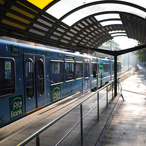 Sonntag, 1.11.2009. Ein Stadtbahnzug verlässt die Haltestelle Stuttgart-Feuerbach in Richtung Stadtmitte. Nikon D700, Nikkor 1:2.8/28 mm AIS, eingeste