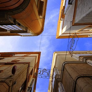 Gassenkreuzung in Cádiz gen Himmel