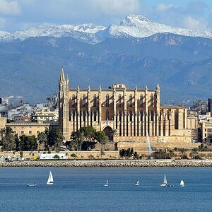 La Seu vor schneebedeckten Bergen