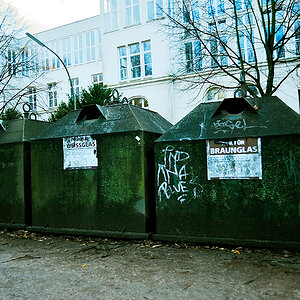 Glascontainer vor der Kunsthochschule Hamburg