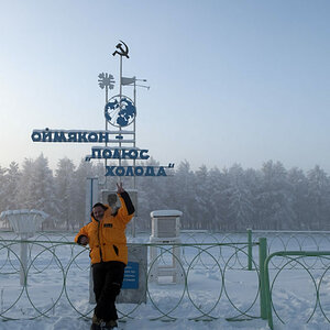 Am Denkmal von Oymyakon