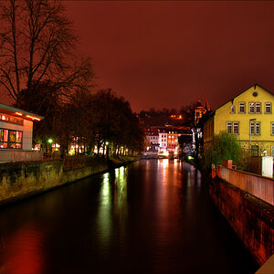 Esslingen nachts am Wasser
(HDR aus 3 Bildern von Beleuchtungsreihe, keine weiteren Bildbearbeitungen)