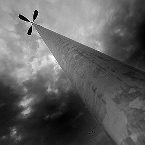 2008 11 17 Wolken mit Lampe D7C 6008 sw
