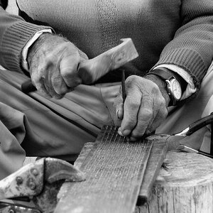 Hand made, am ende wird der Meister mit know how und ruhe ueber 1000 (ein tausend) Loecher in das kleine Blech bohren