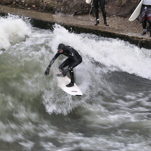 Eisbachsurfer2
München 27.12.2009
