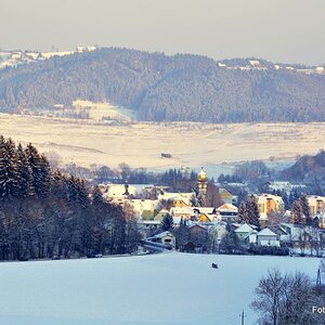 Blick auf Bärnbach mit der Hundertwasser Kirche