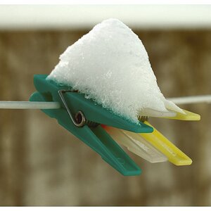 Wäscheklammern im Schneekleid.