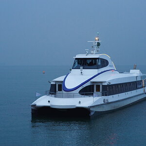 Friedrichshafen am Bodensee, Dreikönigstag 2010. Der Katamaran "Fridolin" läuft, aus Konstanz kommend, auf den Hafen zu. Nikon D700, Nikkor 2/85 AIS, 