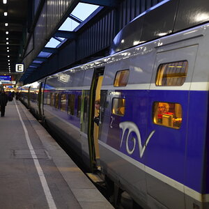 Stuttgart-Hauptbahnhof, 27.12.2009, 17:37. Der TGV nach Paris steht abfahrbereit, wartet aber noch auf den ICE München-Berlin, um weitere Fahrgäste au