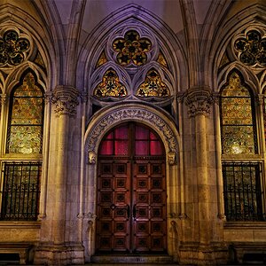 Rathaus Portal kippt