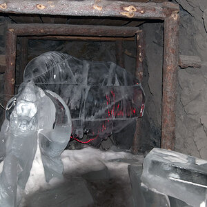 Eisskulpturen im Permafrostboden von Tomtor