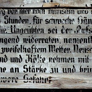Verwitterte Hinweistafel