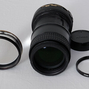 Aus dem kaputten AF-S DX 18-105/3.5-5.6G ED VR-Nikkor gebautes Telemakro AF-S DX 105mm/5.6G ED Maßstab bis 1:3,67 bei 34 cm Abstand Objekt/Sensor.
Lin