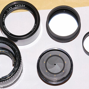 105/2.5 MF-Nikkor zerlegt, um die Blende zu reinigen.
Alles Schraubgewinde die sich von Hand aufdrehen lassen.