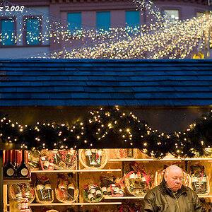 DSC1276 a 20081129 CR 800x    Der Job in einem Stand auf dem Weihnachtsmarkt ist hart, die Augen fallen zu vor Müdigkeit!