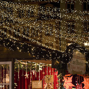 PM MZ DSC1449 b CR 800x  Das Gewebe aus Lichtpunkten über den Ständen auf dem Mainzer Weihnachtsmarkt