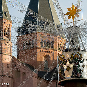 DSC0688 a 20081126 CR 800x  Blick vom Weihnachtsmarkt hoch zum Ostchor des Mainzer Doms