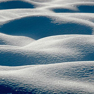 Liegende Schneefiguren I