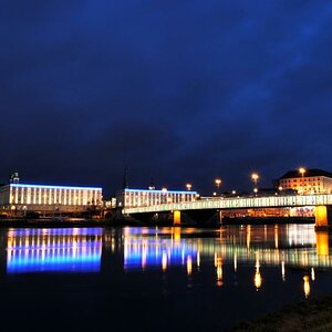 Donautor mit Nibelungenbrücke