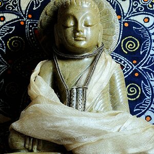 Buddha (1) - Indien, Marmor - ca. 1990 (handgefertigte Auftragsarbeit eines indischen Steinmetzmeisters-/künstlers)