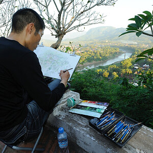 junger Maler auf dem Berg Phou Si