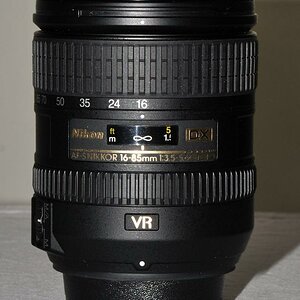 Mein AF-S DX 16-85/3.5-5.6G VR Nikkor
mit HOYA HMC UV-Filter drauf...