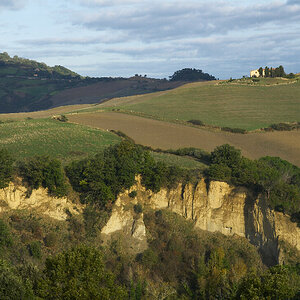 Toskana bei Volterra, 1. November 2008, morgends kurz vor 9 Uhr. Nikon D200, Zoom-Nikkor 3.5-5.6/16-85 AF-S G VR DX. Brennweite 55 mm, Blende 8, 1/320