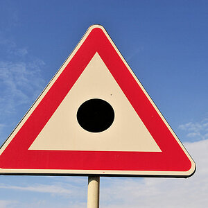 Warnschild für "Black Spot".
Auf Schwarze Löcher trifft man in Xlendi auf Gozo
(8188)