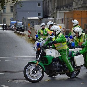Polizisten schieben das Motorrad ihres Kollegen an