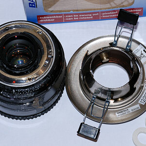 Vorbereitungen zum Selbstbau eines Lensbaby-Composer-Klons mit CPU:
Links ein altes Makroobjektiv, rechts die Rückseite der schwenk- und drehbaren Hal