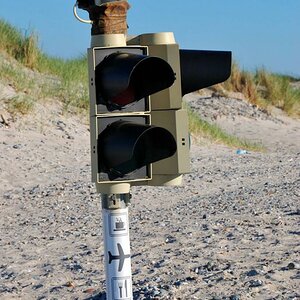 Helgoland, Fussgänger-Warn-Ampel der Südostlandebahn des Flughafens auf der Düne- wohl ausser Betrieb....