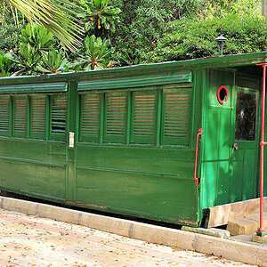 Personenwagen
Bis 1931 gab es auf Malta eine Eisenbahnlinie von Valetta nach Mdina.
Dieser Wagenkasten von einen Personenwagen steht in Birirkara.
(90