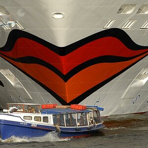 Das Kreuzfahrtschiff AIDA diva zu Besuch im Hamburger Hafen.