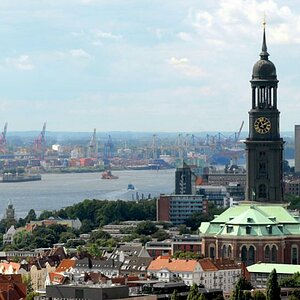 St. Michaeliskirche, Blick auf den Hamburger Hafen