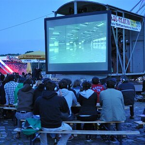 Freiluftkino mit 35mm 1.8 Objektiv, freihand, ohne Stativ