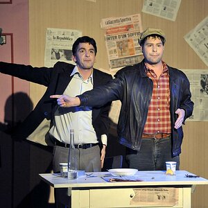 Dario Fos Groteske „Bezahlt wird nicht“ im Landestheater Dinkelsbühl mit Andreas Peteratzinger und Felix von Frantzius (v. l.)