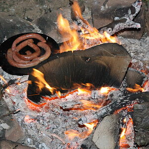 Lagerfeuer mit Bratwuersten