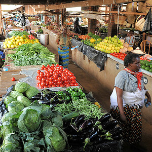 Die Händler für Obst und Gemüse sind in einer offenen Halle
s268 Markt 0093