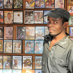 Musikverkäufer.
Ein Stand mit vielen CDs mit Afrikanischer Musik

s272 Musikverkäufer 0136