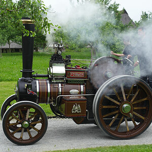 13.06.2010, Dampffest im Oberschwäbischen Museumsdorf Kürnbach bei Bad Schussenried. Eine Dampf-Zugmaschine auf Rundfahrt im Museum. Die Maschine wurd