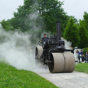 13.06.2010, Dampffest im Oberschwäbischen Museumsdorf Kürnbach bei Bad Schussenried. Eine "Marshall" Dampfwalze fährt mit Volldampf voraus.

Nikon D70
