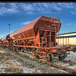 Waggons im Emder Hafen. Bearbeitung aus Originalfotos (Belichtungsreihe). HDR- und Filtertechniken