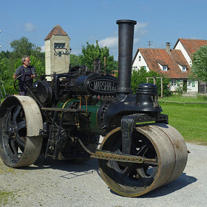 12.06.2010, Dampffest im Oberschwäbischen Museumsdorf Kürnbach bei Bad Schussenried. Es ist ein hartes Stück Arbeit, die alten Fahrzeuge mit ihren sim