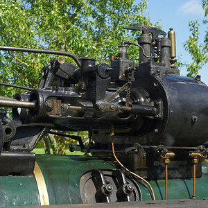12.06.2010, Dampffest im Oberschwäbischen Museumsdorf Kürnbach bei Bad Schussenried. Antrieb einer Marshall-Dampfwalze. Zweizylinder-Antriebe, liegend