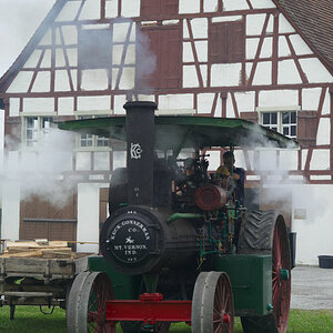 13.06.2010, Dampffest im Oberschwäbischen Museumsdorf Kürnbach bei Bad Schussenried. Die Mannschaft des Keck-Dampftraktors hat Brennholz nachgelegt un